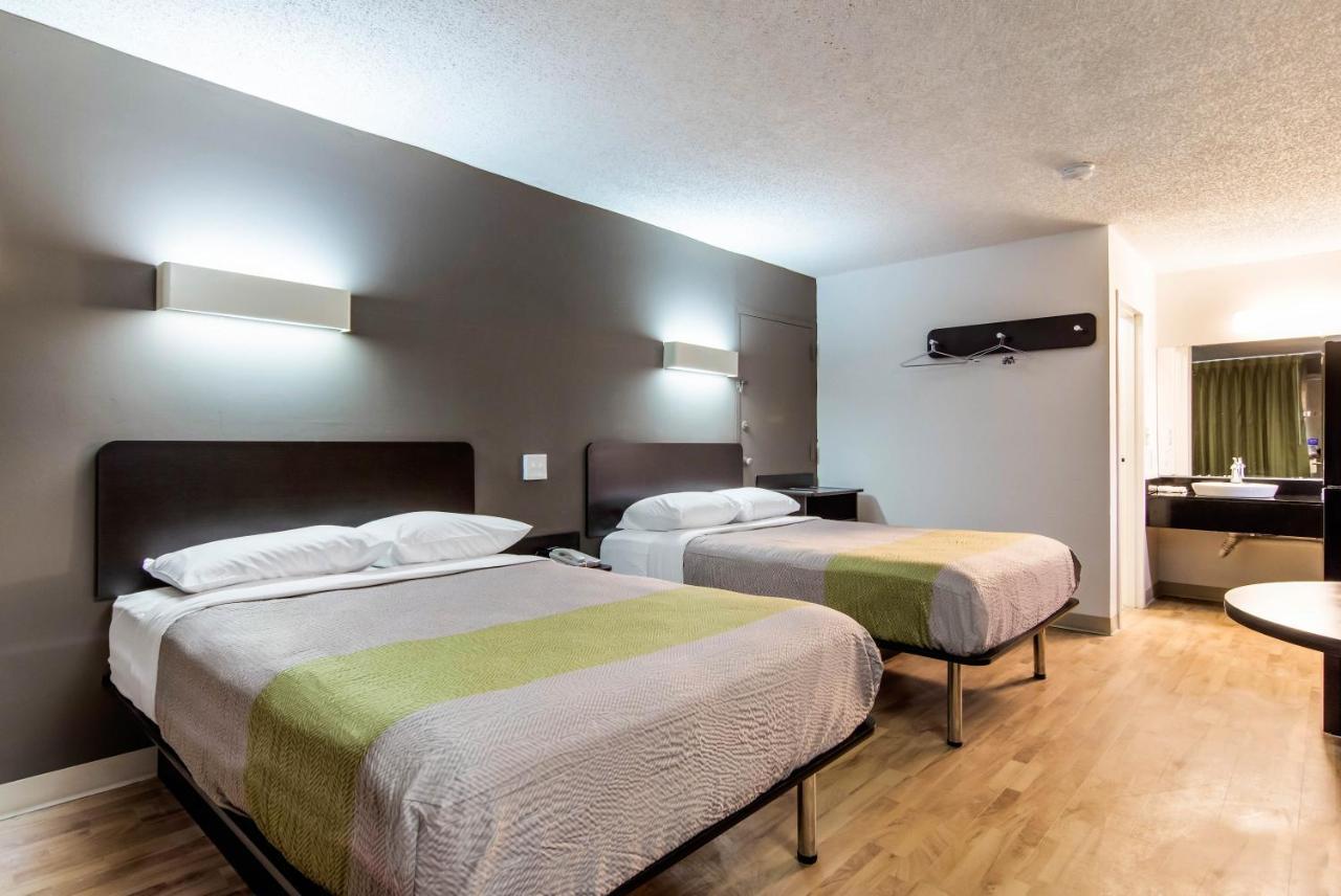6 Hotel